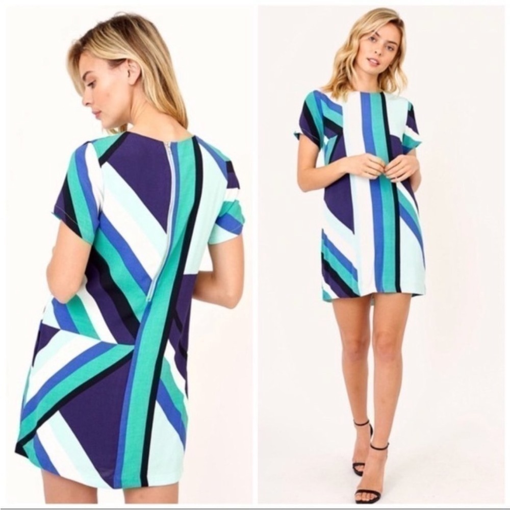 Olivaceous geometric short sleeve shift dress size S